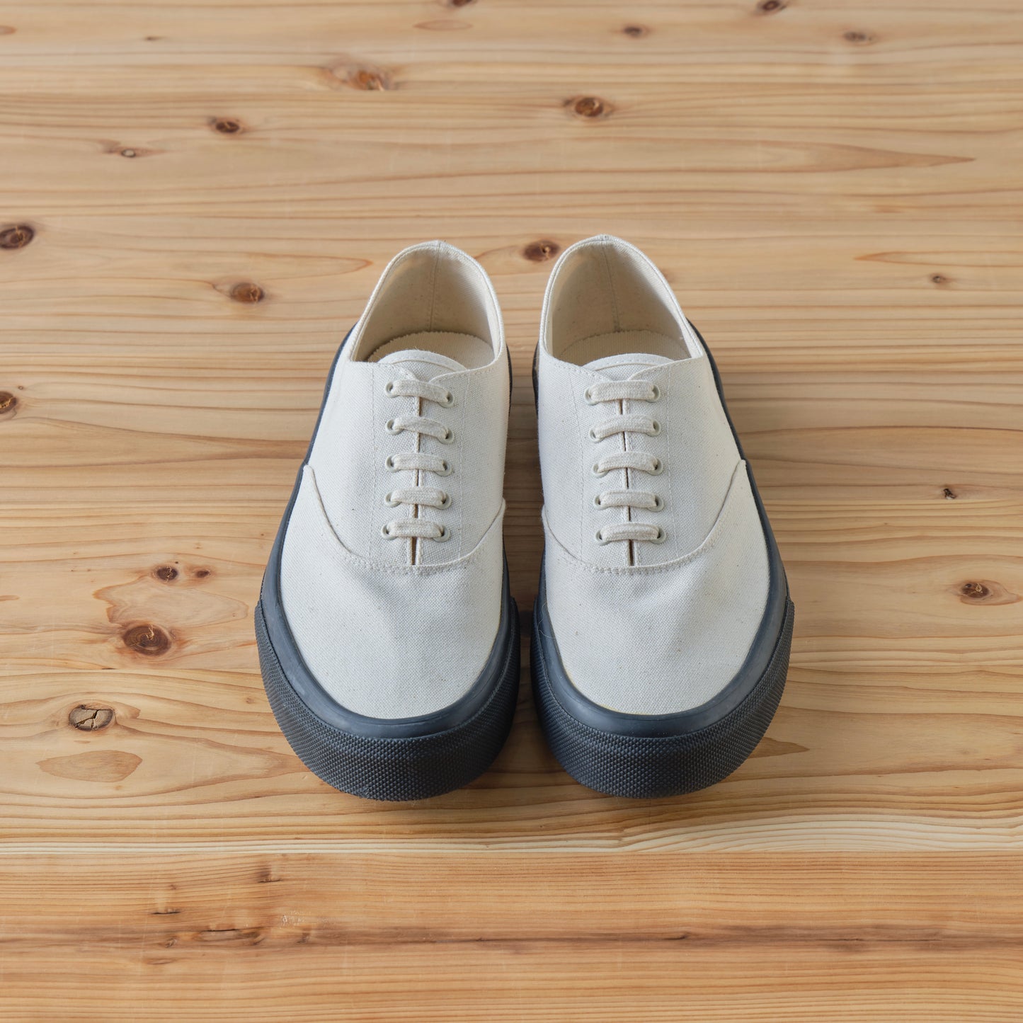 WAKOUWA LOW-TOP BLACK SOLE NATURAL