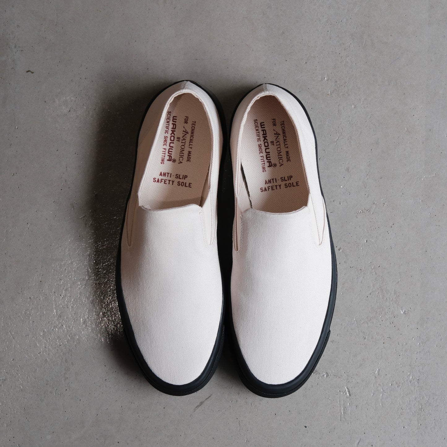WAKOUWA SLIP ON BLACK SOLE NATURAL