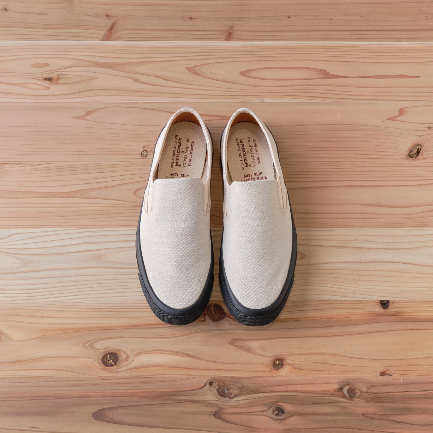 WAKOUWA SLIP ON BLACK SOLE NATURAL