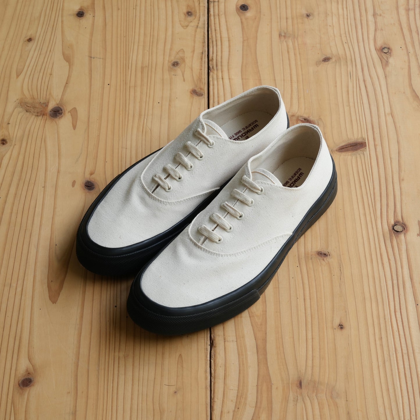 WAKOUWA LOW-TOP BLACK SOLE