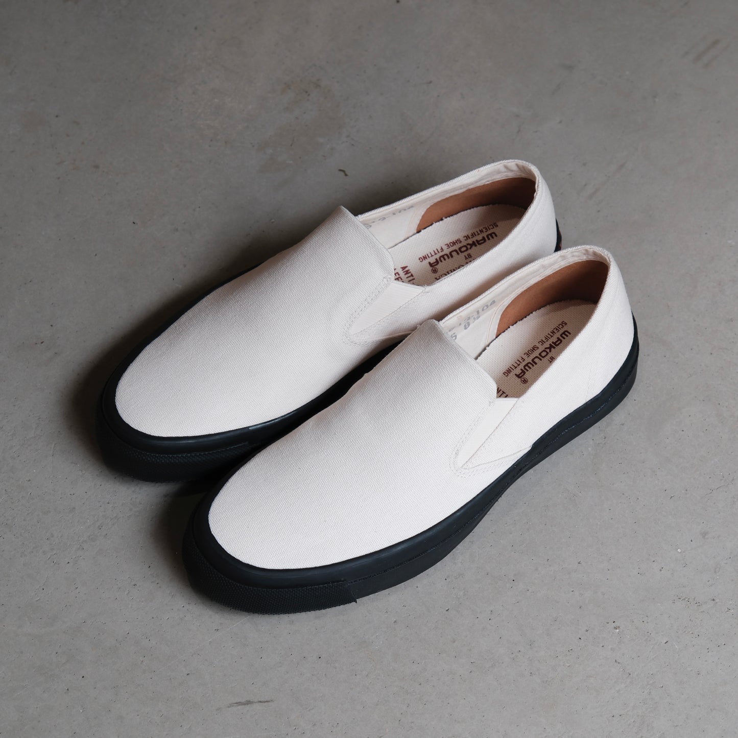 WAKOUWA SLIP ON BLACK SOLE NATURAL